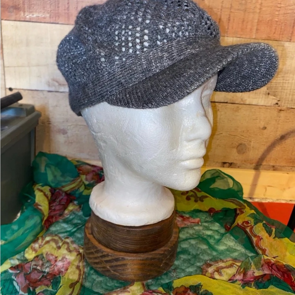 Woman’s grey & silver hat like new